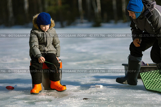 Мальчик на зимней рыбалке ловит рыбу. Стоковое фото, фотограф Евгения Колодкина / Фотобанк Лори