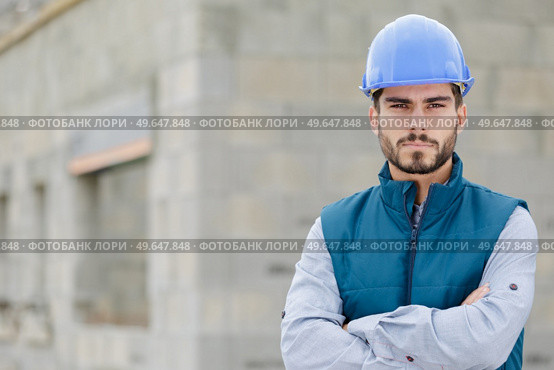 male builder construction worker on building site. Стоковое фото, агентство Ingram Publishing / Фотобанк Лори