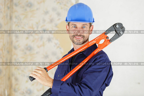 male builder holding bolt croppers. Стоковое фото, агентство Ingram Publishing / Фотобанк Лори