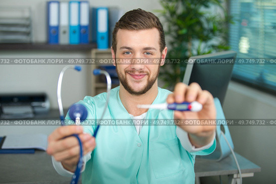 male doctor with thermometer and stethoscope. Стоковое фото, агентство Ingram Publishing / Фотобанк Лори