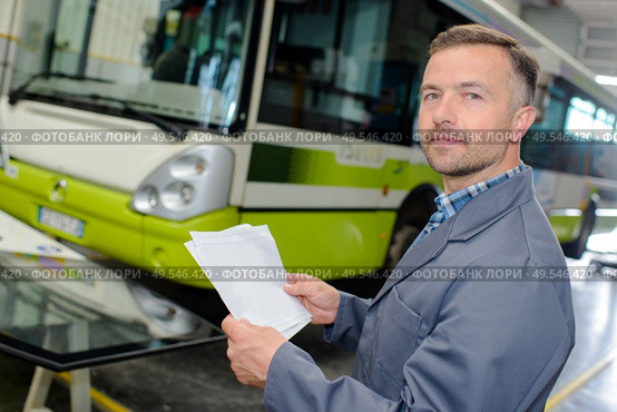 male installer is posing a glass. Стоковое фото, агентство Ingram Publishing / Фотобанк Лори