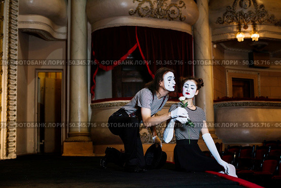 male mime artist giving white rose female mime sitting stage. Стоковое фото, агентство Ingram Publishing / Фотобанк Лори