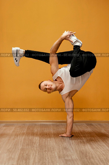 male performing breakdance 10. Стоковое фото, агентство Ingram Publishing / Фотобанк Лори
