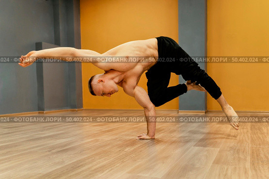 male performing breakdance 2. Стоковое фото, агентство Ingram Publishing / Фотобанк Лори