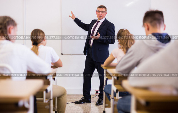 Male teacher conducting lesson for teenage schoolchildren. Стоковое фото, фотограф Яков Филимонов / Фотобанк Лори