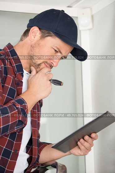 male technician looking at tablet. Стоковое фото, агентство Ingram Publishing / Фотобанк Лори