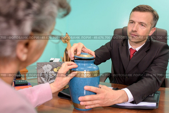 male worker handling over the jar. Стоковое фото, агентство Ingram Publishing / Фотобанк Лори