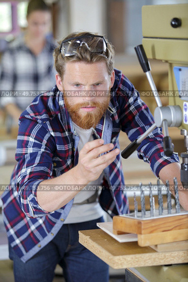 male worker working with milling cutter at workshop. Стоковое фото, агентство Ingram Publishing / Фотобанк Лори