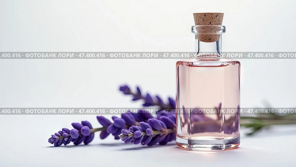 Маленькая парфюмерная бутылочка с маслом лаванды. Стоковое AI-изображение, AI-художник Юлия Можина / Фотобанк Лори