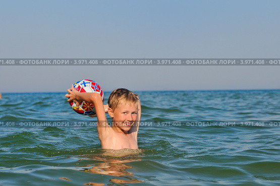 Маленький мальчик купается в море. Стоковое фото, фотограф Титаренко Елена / Фотобанк Лори