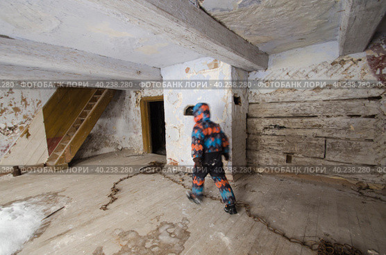 Маленький мальчик в заброшеном доме (2023 год). Стоковое фото, фотограф Яковлев Сергей / Фотобанк Лори