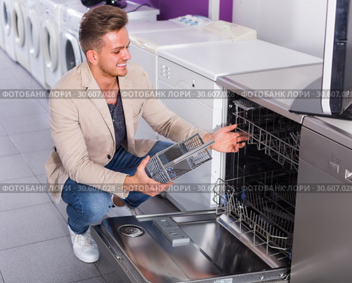 Mam selecting dishwasher. Стоковое фото, фотограф Яков Филимонов / Фотобанк Лори