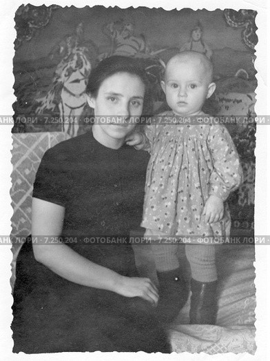 Мама с маленькой дочкой (1962 г.) сидит на диване. Редакционное фото, фотограф Emelinna / Фотобанк Лори