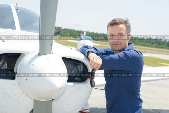 man and airplane propeller. Стоковое фото, агентство Ingram Publishing / Фотобанк Лори