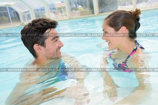 Man and woman in pool. Стоковое фото, агентство Ingram Publishing / Фотобанк Лори