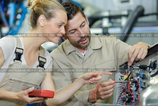 man and woman in workshop. Стоковое фото, агентство Ingram Publishing / Фотобанк Лори