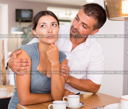 Man asking for forgiveness from girlfriend. Стоковое фото, фотограф Яков Филимонов / Фотобанк Лори