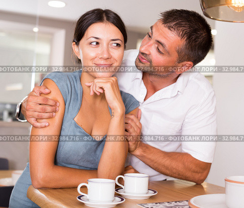 Man asking for forgiveness from girlfriend. Стоковое фото, фотограф Яков Филимонов / Фотобанк Лори