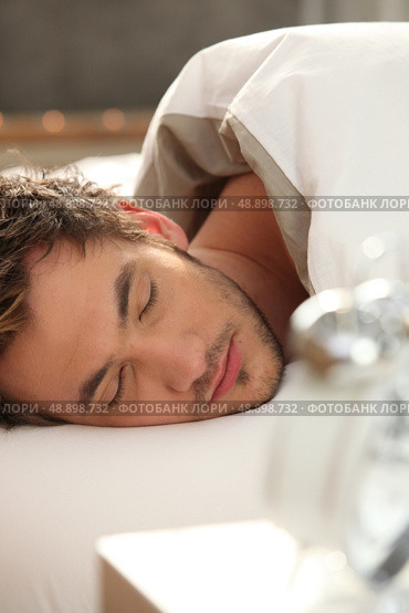 Man asleep in bed. Стоковое фото, агентство Ingram Publishing / Фотобанк Лори
