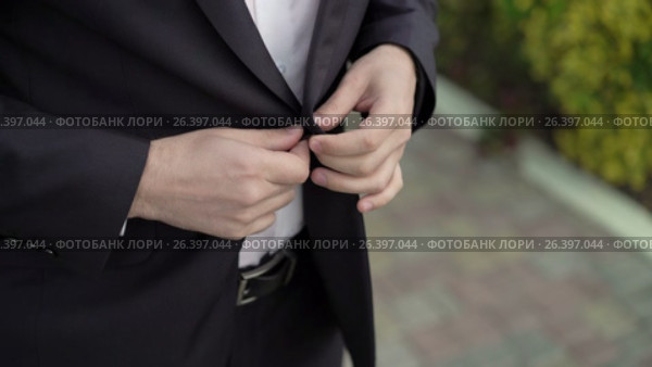 Man buttoning jacket. Стоковое видео, видеограф Алексей / Фотобанк Лори