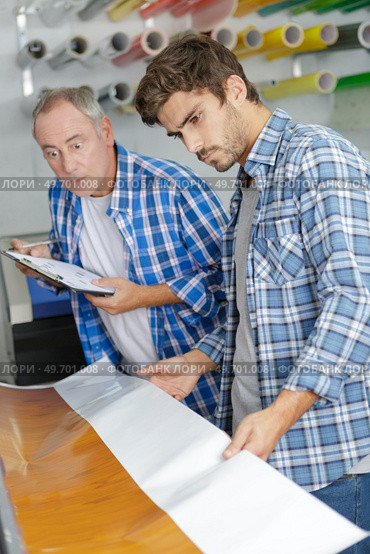 man checking paper et professional printing machine. Стоковое фото, агентство Ingram Publishing / Фотобанк Лори