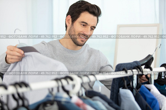 man choosing outfit in wardrobe. Стоковое фото, агентство Ingram Publishing / Фотобанк Лори