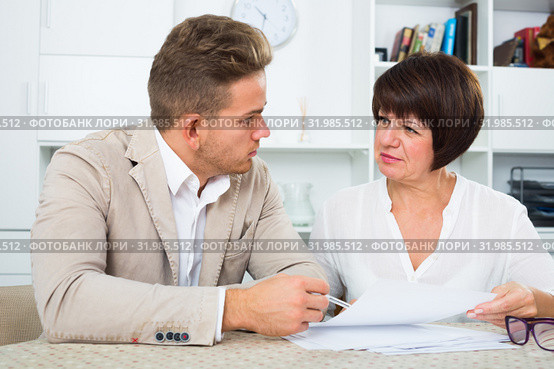 Man consults at the familiar adult lawyer. Стоковое фото, фотограф Яков Филимонов / Фотобанк Лори
