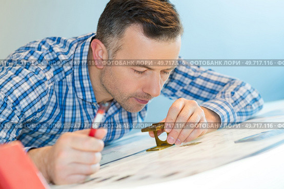 man controling calibration in printing plant. Стоковое фото, агентство Ingram Publishing / Фотобанк Лори