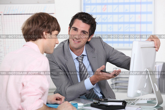 Man demonstrating a computer. Стоковое фото, агентство Ingram Publishing / Фотобанк Лори