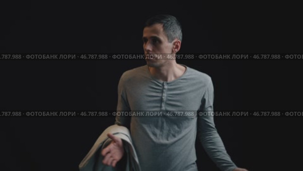 Man disoriented in engulfing darkness seeks right way. Стоковое видео, видеограф Илья Шаматура / Фотобанк Лори