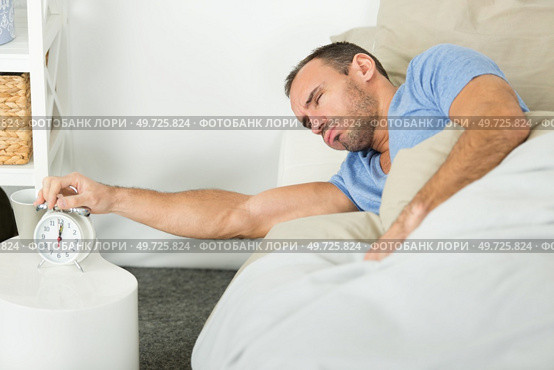 man does not want to wake up. Стоковое фото, агентство Ingram Publishing / Фотобанк Лори