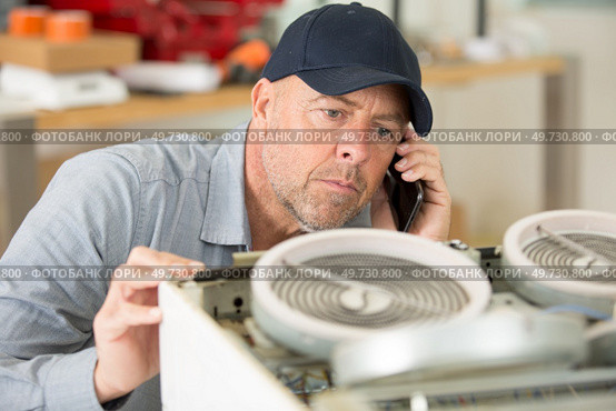 man hand install burner ongas hob in kithen. Стоковое фото, агентство Ingram Publishing / Фотобанк Лори