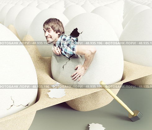 Man hit shell, getting out of eggs. Creative concept. Стоковое фото, агентство Ingram Publishing / Фотобанк Лори
