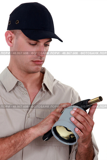 Man holding a blowtorch. Стоковое фото, агентство Ingram Publishing / Фотобанк Лори