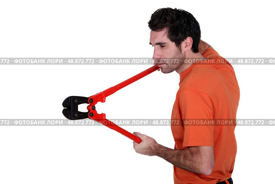Man holding bolt-cutters. Стоковое фото, агентство Ingram Publishing / Фотобанк Лори