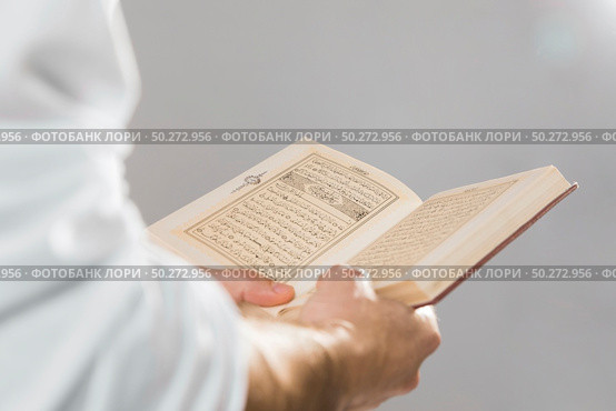 man holding quran book. Стоковое фото, агентство Ingram Publishing / Фотобанк Лори