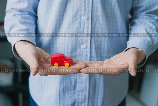 Man holds in his hand cars. Стоковое фото, агентство Ingram Publishing / Фотобанк Лори