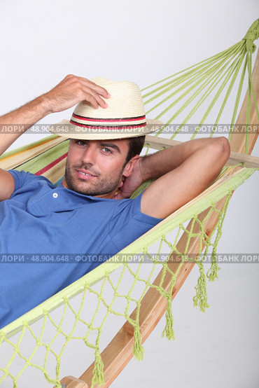 Man in a hammock. Стоковое фото, агентство Ingram Publishing / Фотобанк Лори