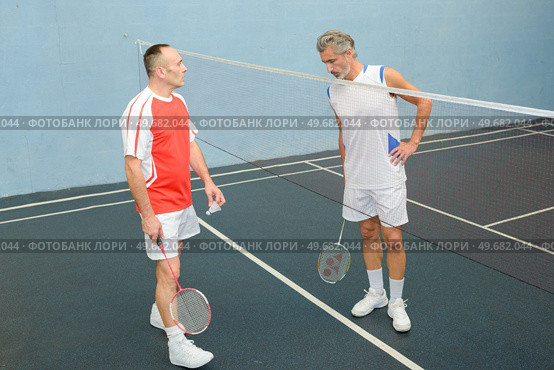Man in discussion during badminton game. Стоковое фото, агентство Ingram Publishing / Фотобанк Лори