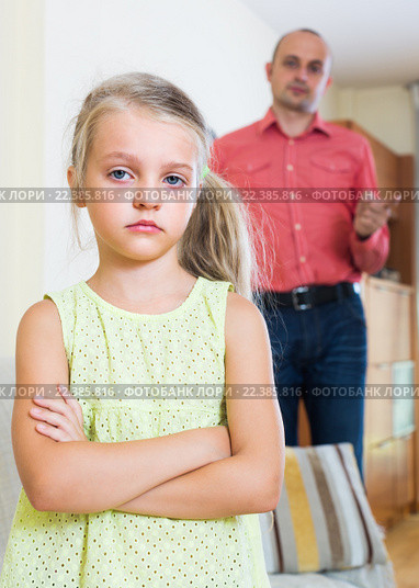 Man lecturing unpleased little girl. Стоковое фото, фотограф Яков Филимонов / Фотобанк Лори