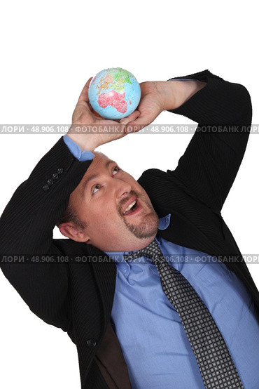 Man lifting air globe. Стоковое фото, агентство Ingram Publishing / Фотобанк Лори