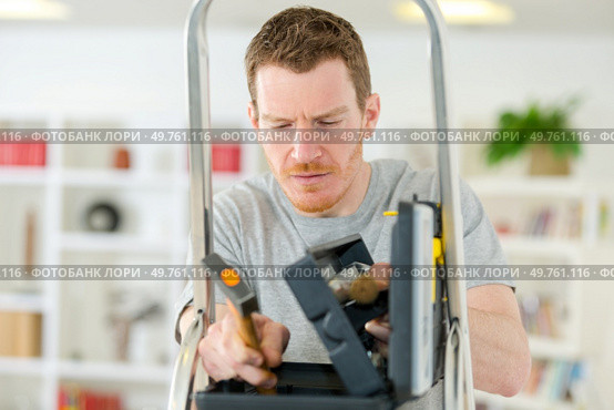 man looking in toolbox on stepladder. Стоковое фото, агентство Ingram Publishing / Фотобанк Лори