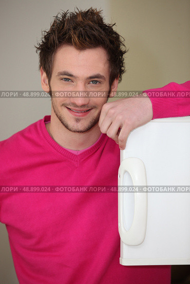 Man looking into a freezer. Стоковое фото, агентство Ingram Publishing / Фотобанк Лори