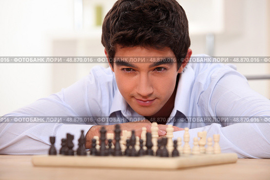 Man playing chess. Стоковое фото, агентство Ingram Publishing / Фотобанк Лори