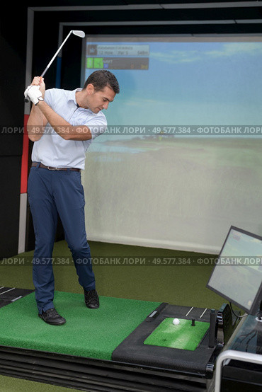 man playing golf video-game. Стоковое фото, агентство Ingram Publishing / Фотобанк Лори