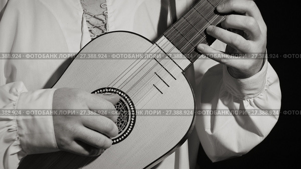 Man playing spanish renaissance instrument vihuela de mano. Стоковое фото, фотограф Дмитрий Черевко / Фотобанк Лори