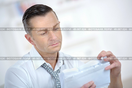 Man reading a letter he’s received. Стоковое фото, агентство Ingram Publishing / Фотобанк Лори