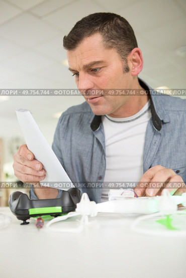 man reading the vblog instructions. Стоковое фото, агентство Ingram Publishing / Фотобанк Лори