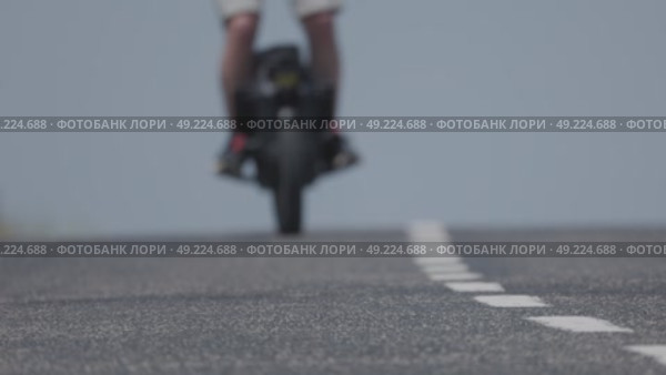 Man riding electric unicycle on country road. Стоковое видео, видеограф Константин Шишкин / Фотобанк Лори