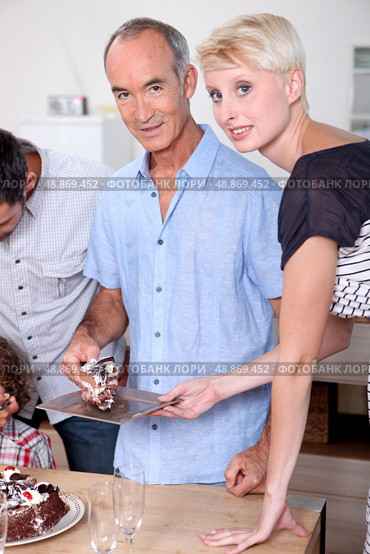 Man serving cake. Стоковое фото, агентство Ingram Publishing / Фотобанк Лори